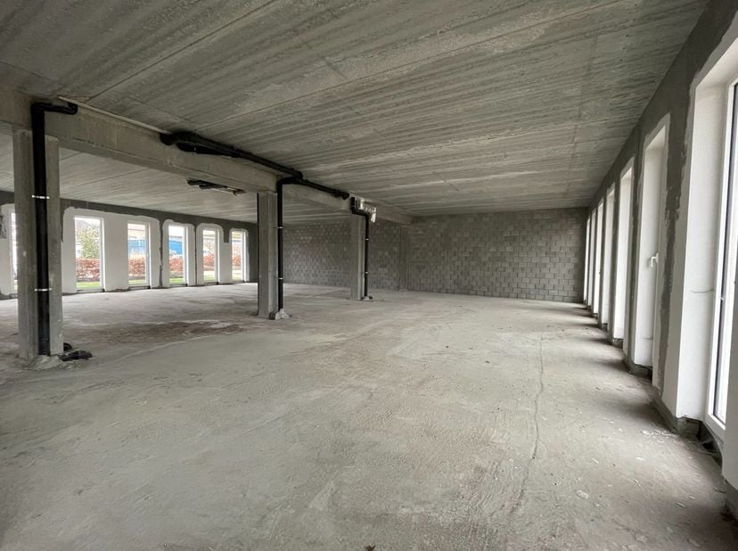 Espace commercial de 360 m² idéalement situé à louer, le long et avec une excellente visibilité depuis la Schaarbeeklei (N1), à seulement 750 m de la