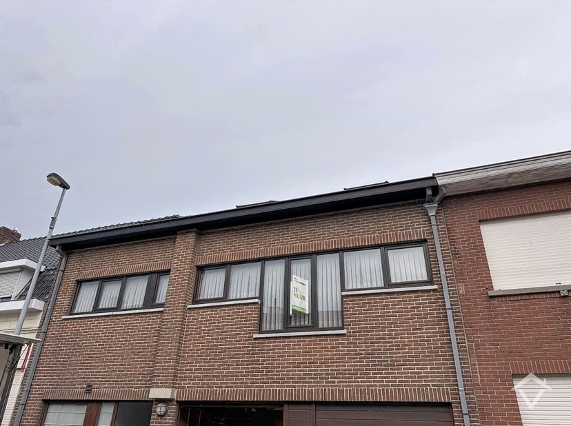 Dit duplex appartement is gelegen te Handzame en bestaat uit: inkomhal - living - keuken - berging - wasplaats - afzonderlijk toilet - 2 slaapkamers -