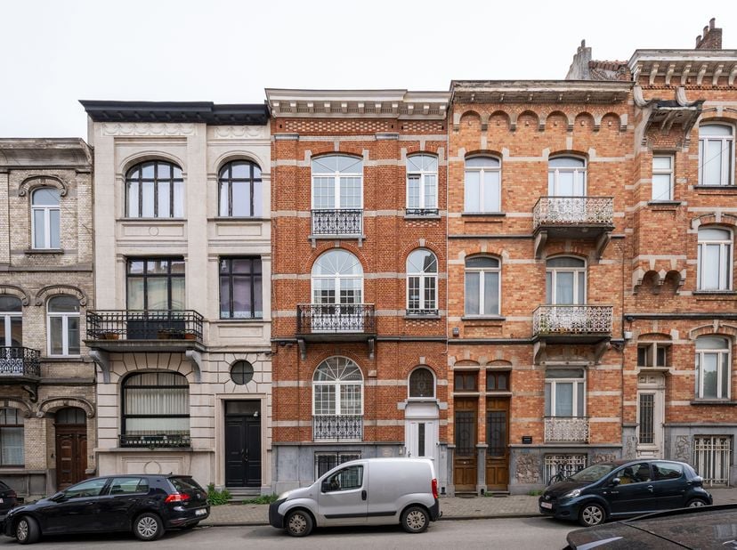 SCHAARBEEK – Op wandelafstand van het Josaphatpark, in een rustige en gegeerde straat, zal deze elegante karakterwoning u onmiddellijk verleiden met h