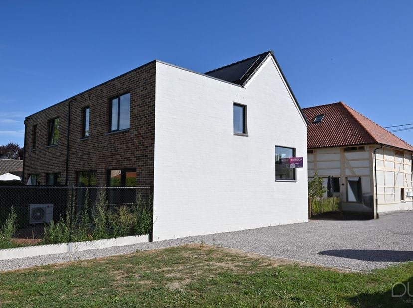 De vermelde prijs is INCLUSIEF BTW EN VERKOOPRECHTEN!<br />
<br />
Achter de charmante vakwerkwoning aan Veerstraat 60B schuilt deze knappe, energiezu