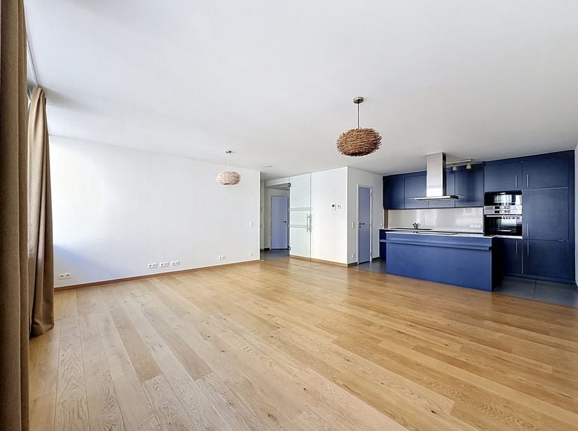 Dit appartement, dat in 2018 volledig is gerenoveerd, ligt vlak bij de Kunstberg en het Centraal Station en heeft een bijzonder gunstige ligging, met