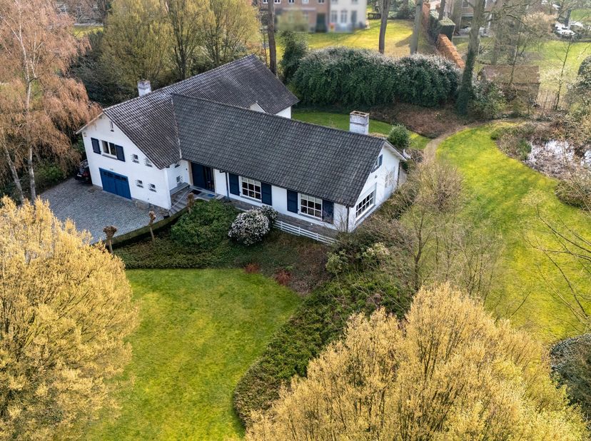 Uitstekend gelegen split-level villa in een gegeerde doodlopende straat.<br />
Op een ruim perceel van ca. 2.853 m² met ca. 52 m straatbreedte en zuid