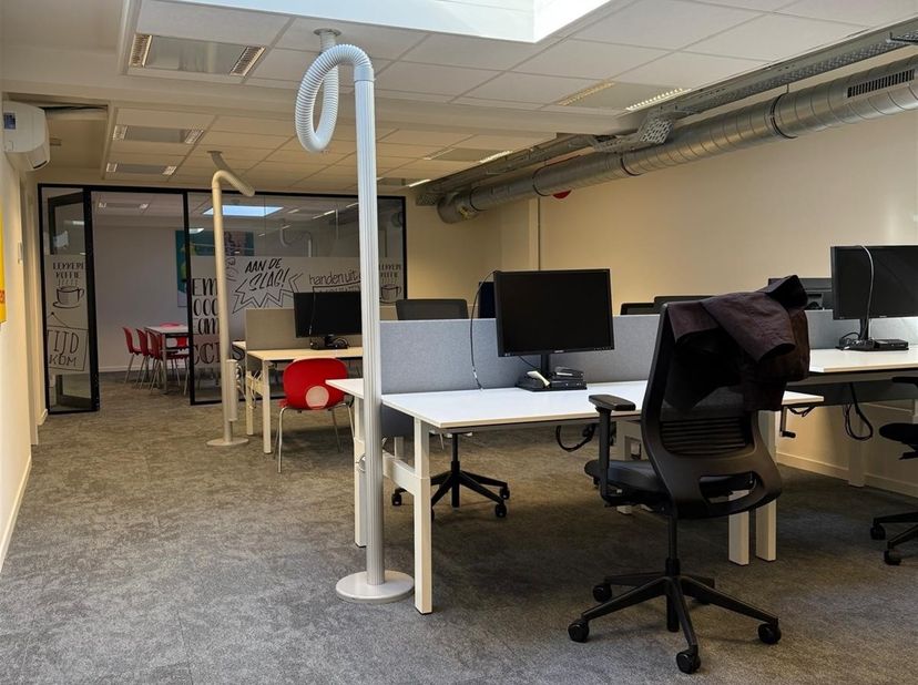 Opbrengsteigendom met handelspand en 3 appartementen te koop in Geel op een super ligging!<br />
Dit opbrengstpand bevindt zich op een zeer gunstige