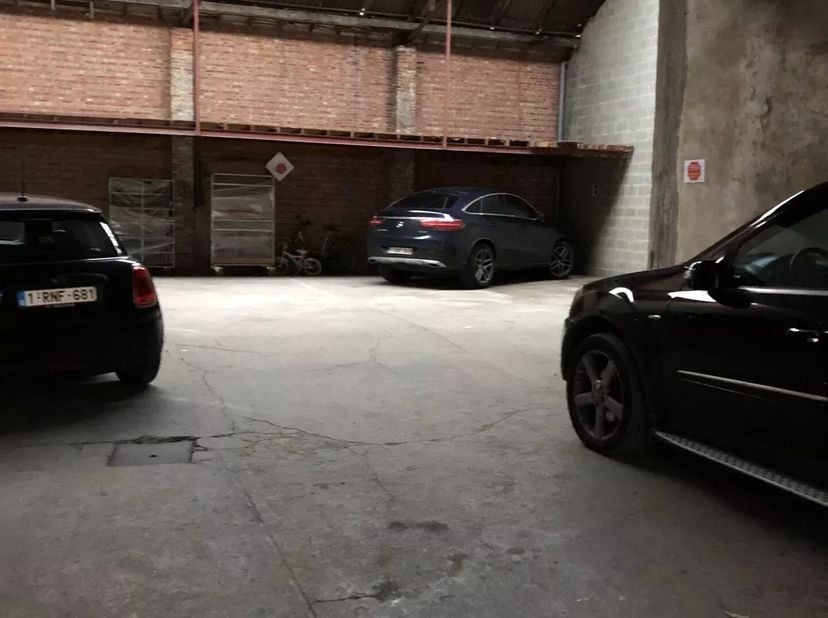 Een staanplaats (P3) voor een stadsauto te huur in een afgesloten, overdekte parking in de Meldertstraat, binnen de kleine ring van Hasselt. Voor inli