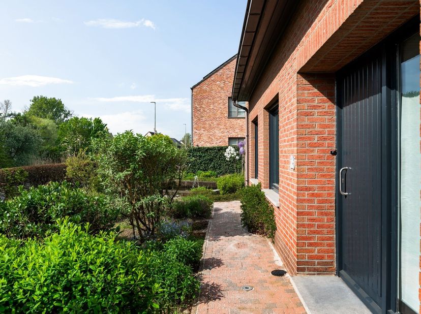 Opgefriste woning met 5 slpks, tuin en garage!<br />
<br />
In het centrum van Emblem, vlakbij het kanaal en centraal tussen Lier, Nijlen en de opri