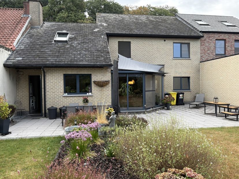 Ruime woning 242 m² gelegen aan rustig en bosrijk kasteedomein "de Ribaucourt". <br />
Perceel meet 11 a 21 ca en terrassen zijn N-West georiënteerd.<