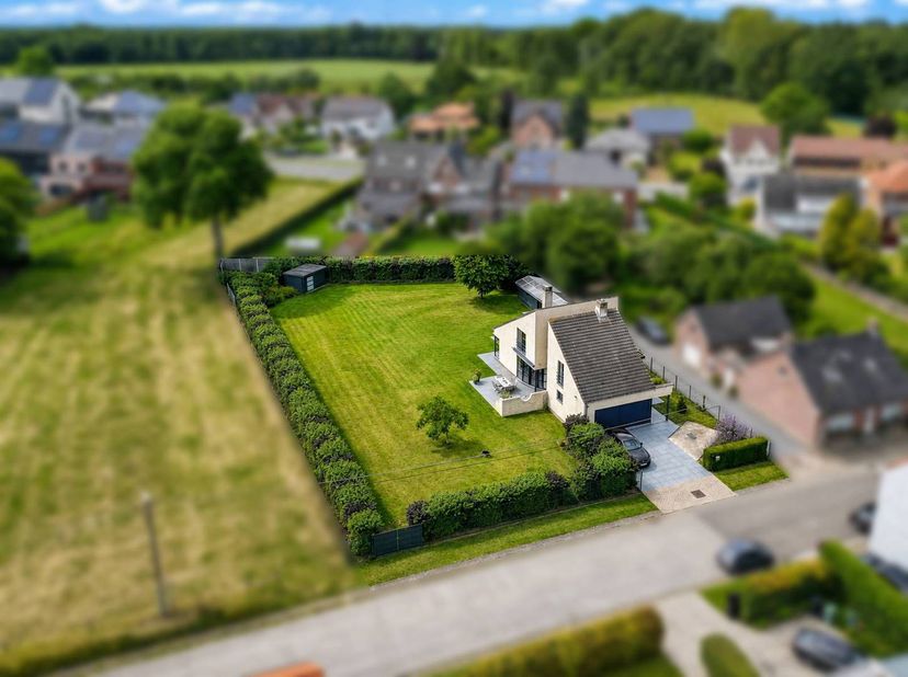 Bent u op zoek naar een ruime open bebouwing met extra bouwmogelijkheden in Aspelare? Gevonden! <br />
Deze verzorgde woning is gelegen op een perceel