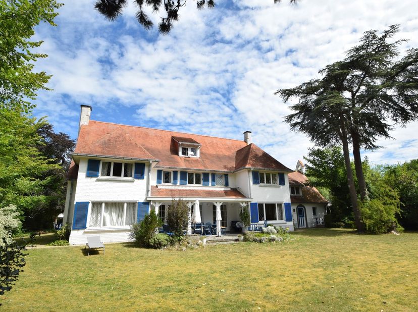 Villa unique avec caractère et potentiel, située à un emplacement d’exception au cœur du Zoute. Dans l'une des plus belles et prisées avenues du Zoute