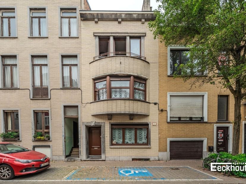 Deze woning bevindt zich in het centrum van Oostende, in een rustige straat, vlakbij diverse winkels, supermarkten, invalswegen en bushaltes.<br />
He