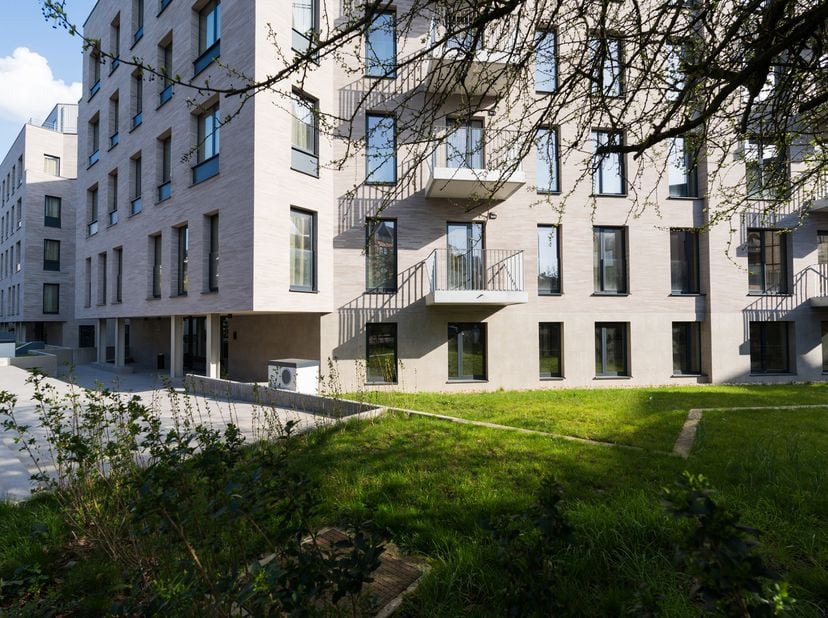 EVERE, idéalement situé aux portes de la capitale, très bel ESPACE de BUREAUX de 65 m² bruts vendu CASCO. Il se trouve au rez-de-chaussée d'un immeubl