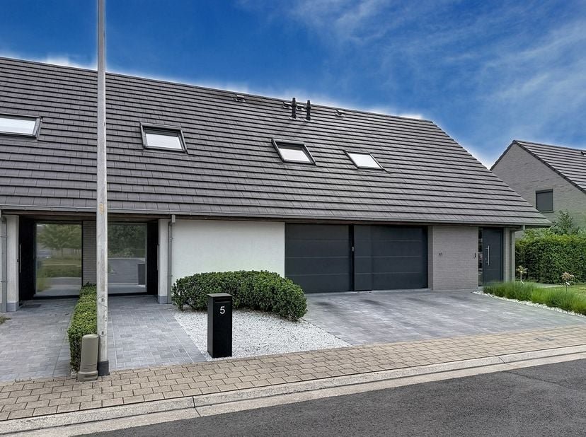 Instapklare en energiezuinige gezinswoning (bouwjaar 2017), rustig gelegen in een doodlopende straat in de Bosmolens. De woning bestaat uit een ruime