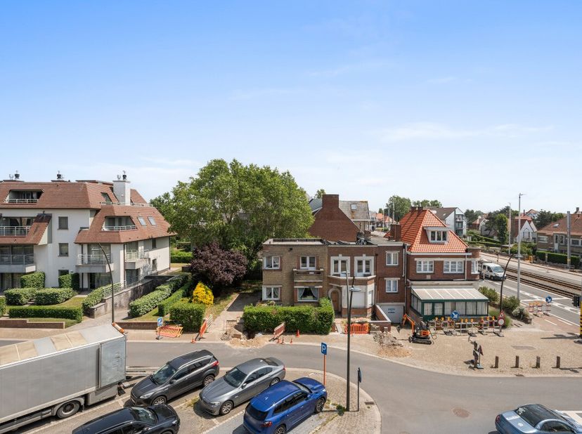 Te koop: lichtrijk appartement in het centrum van Koksijde, gelegen in de Rousseaulaan op wandelafstand van winkels, openbaar vervoer en de toeristisc