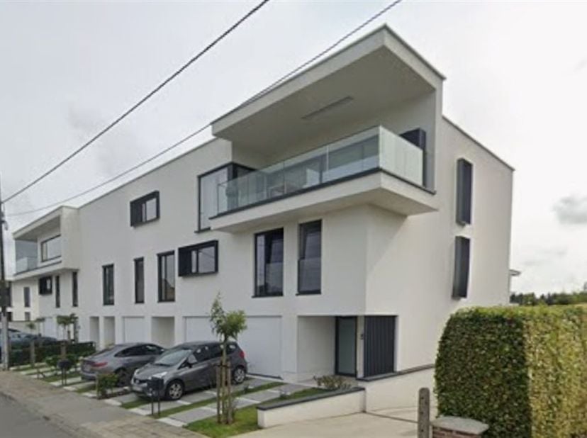 C'est dans la paisible commune de Malderen que se trouve ce penthouse aux finitions luxueuses, bénéficiant d'une luminosité exceptionnelle grâce à ses