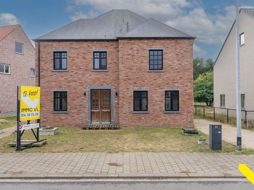 Karaktervolle villa met rustige ligging en groene vergezichten.<br />
We betreden deze karaktervolle villa via de ruime inkomdeur om zo uit te komen i