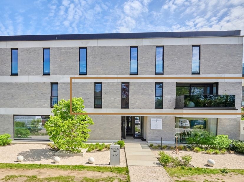 RUIM, HOOGWAARDIG INGERICHT LUXE-APPARTEMENT (127 M2) MET 1 SLAAPKAMER EN KNAP TERRAS TE ZONHOVEN<br />
We vinden dit gloednieuw appartement terug op