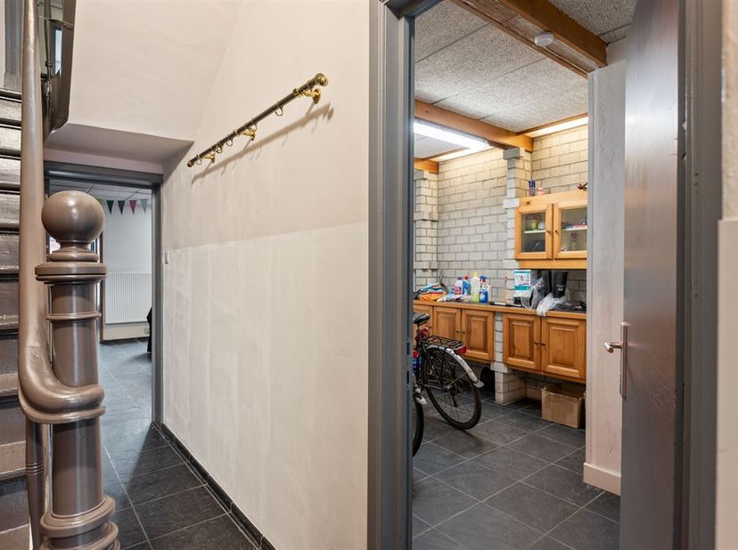 Locatie: Dit studentencomplex met 5 kamers staat te koop in de Vaderlandstraat te Wilrijk. De campus Drie Eiken van de Universiteit Antwerpen bevindt