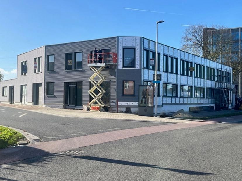 Bent u op zoek naar een goed gelegen en veelzijdige bedrijfsruimte die zowel functioneel als strategisch is?<br />
Dit volledig gerenoveerde industrië