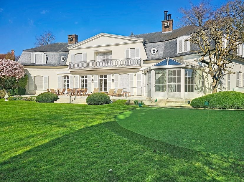 Gelegen op een prachtig zuidgericht perceel van ± 26 are, biedt deze karaktervolle villa uit 1964 een bewoonbare oppervlakte van ± 754 m². De woning w