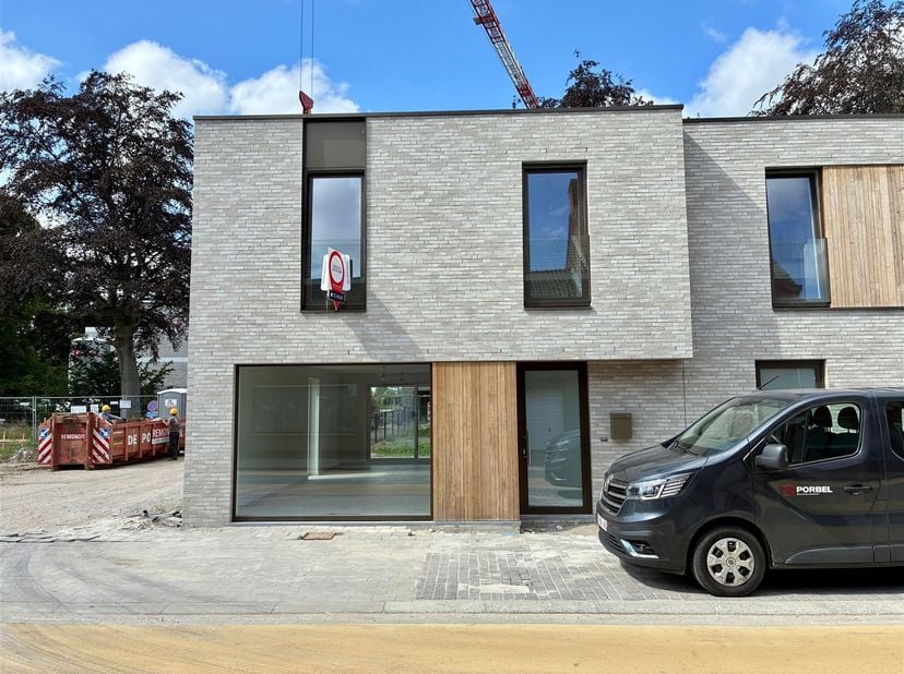 Cette magnifique maison neuve fait partie du projet raffiné Green Yard, situé au cœur de Ruddervoorde. Son emplacement calme et verdoyant est combiné