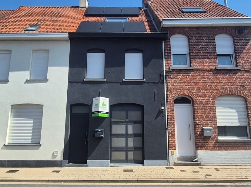In de Kouterweg te Emelgem bieden wij u deze gezellig ingerichte rijwoning aan, gelegen op een rustige locatie met een vlotte verbinding naar het cent