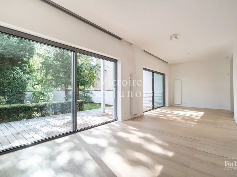 Victoire-Junot stelt u dit prachtig volledig gerenoveerd appartement voor, met een eigen ingang aan de straatkant (zoals een huis), een bewoonbare opp
