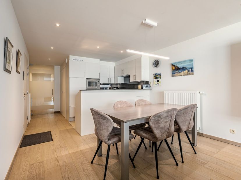 Wie op zoek is naar een woning dicht bij zee, vindt in Residentie Céline dit verzorgde appartement met twee slaapkamers, gelegen in het centrum van Oo