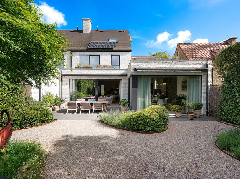 Recente koppelwoning aan de Graaf Jansdijk in Oud Knokke, ideaal gelegen tussen het centrum en de oude molen. De woning verwelkomt u via een inkomhal