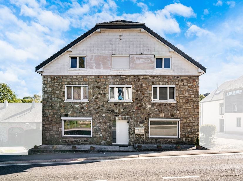 We Invest Malmedy vous propose cet appartement idéalement situé à proximité de toutes les commodités. Vous serez charmé par ses espaces de vies génére