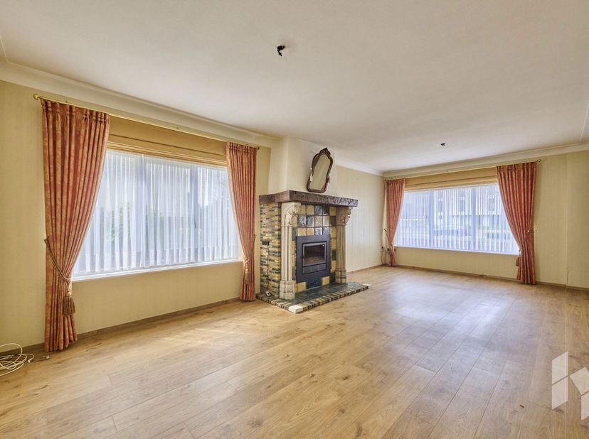 Ruime centrumwoning (224 m²) met 4 tot 5 slaapkamers en een garage op een perceel van 603 m².<br />
Deze lichtrijke woning is gelegen in het centrum v