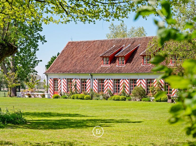 Gelegen op een toplocatie in Damme bevindt zich dit prachtige landgoed van maar liefst 10 hectare. Het biedt een zeldzame combinatie van absolute rust