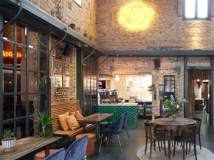 MAGASIN COMMERCIAL À LOUER ET À REPRENDRE POP COFFEE AU COEUR D'HERENTALS<br />
Situation :<br />
Dans la très animée Nieuwstraat, en plein centre d'H