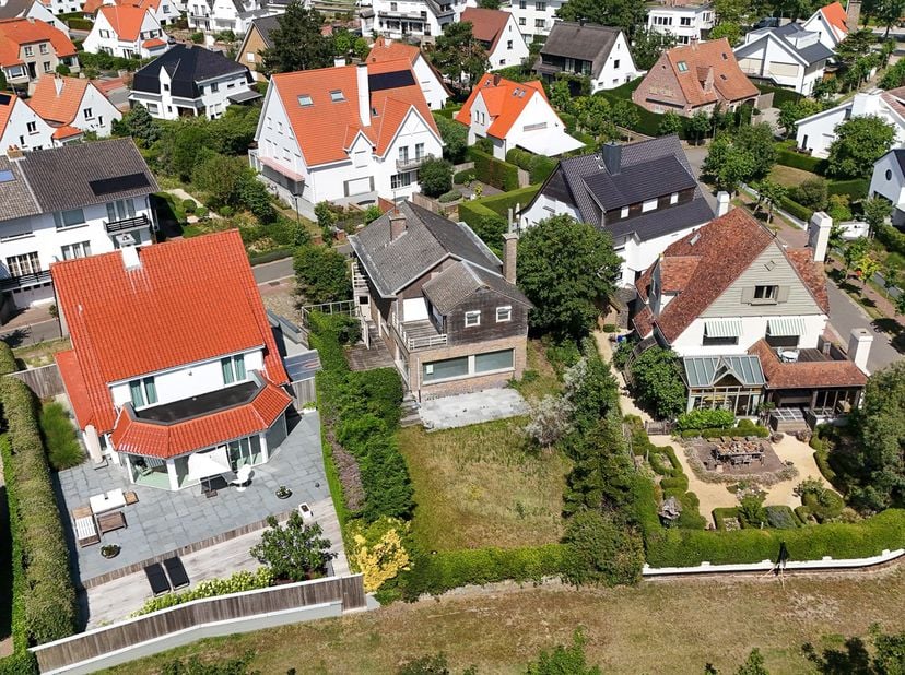 Uniek aanbod: gelegen op een uitzonderlijke locatie in het hart van Knokke, met een prachtig frontaal zicht op het Zegemeer, bevindt zich deze te reno