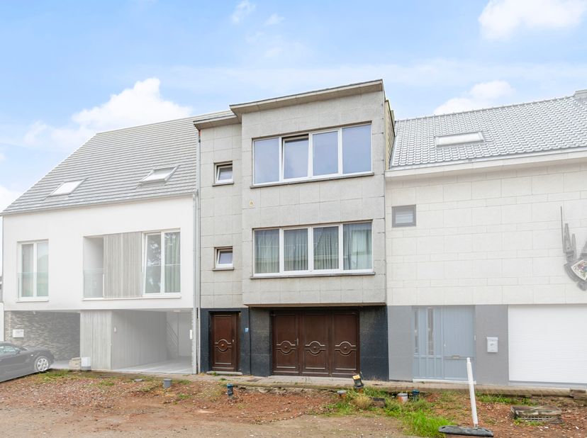 Deze twee appartementen vormen samen met de grote garage een interessante eigendom voor wie wil investeren in vastgoed. Dit goed gelegen pand omvat tw