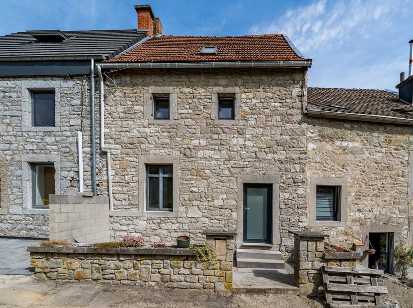 Inlichtingen en bezoeken S. Bertrand 0494/40.13.90<br />
EBIMMO presenteert u dit charmante dorpse stenen huis, gelegen in een rustige en landelijke o