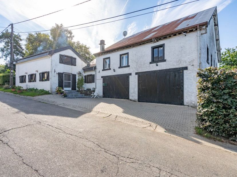 Lagence ERA BLUX a le plaisir de vous présenter cette maison en viager occupé, idéalement située dans une rue calme de Gouvy. Elle se compose de trois