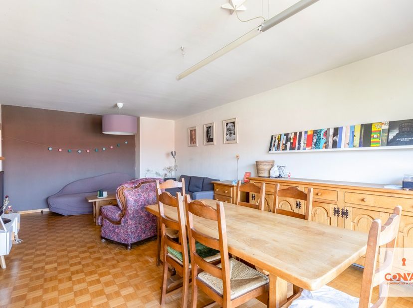 Dit lichtrijk en ruim appartement is gelegen op de 4de verdieping van residentie “Flora” en heeft een bewoonbare oppervlakte van +/-&amp;nbsp;113m².<br />