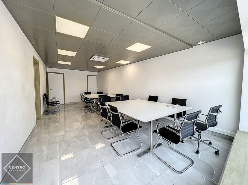 Bemeubelde kantoorruimten. 25-32-38-42-47-67 m².<br />
<br />
AFWERKING:&amp;nbsp;<br />
Elk kantoor is standaard bemeubeld, en beschikt over een eigen ki