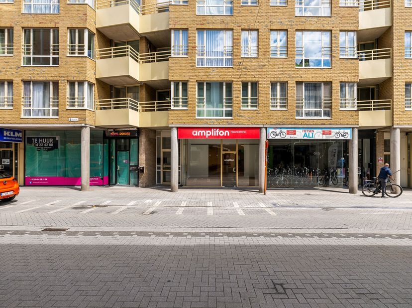 Centraal gelegen handelspand of service kantoor in een recent gerenoveerd gebouw.<br />
Alle faciliteiten aanwezig (inkom, winkel of landschaps kantoo