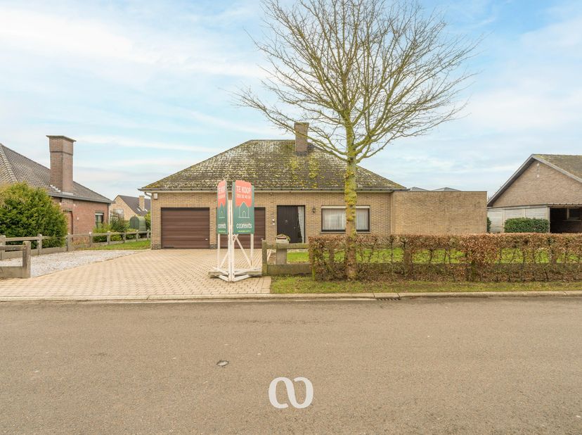 Ben jij op zoek naar een uitzonderlijk ruime woning met meer dan 300 m² bewoonbare oppervlakte in een rustige woonwijk in Kruisem? Dan is dit pand abs
