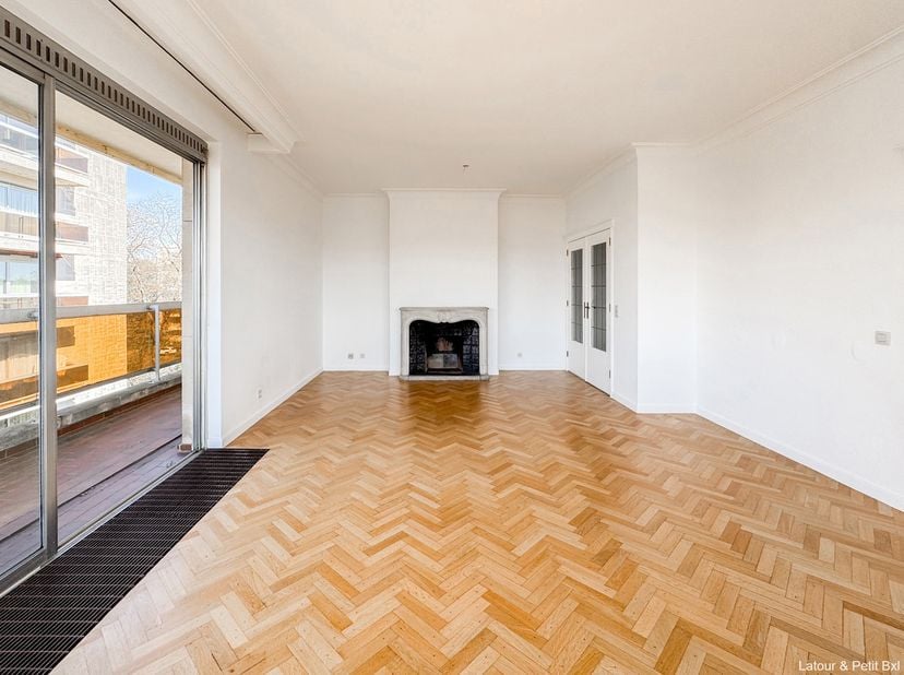 UCCLE, vlakbij het Brugmannpark en het openbaar vervoer, op de 9e en bovenste verdieping van een luxe gebouw, licht APPARTEMENT (2slpk/1badk/1dchk) va