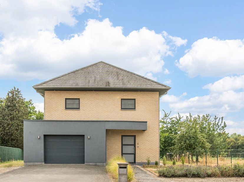 Mooie en lichtrijke gezinswoning, centraal gelegen te Sint-Lambrechts-Herk en op fietsafstand van het centrum van Hasselt! De woning situeert zich op