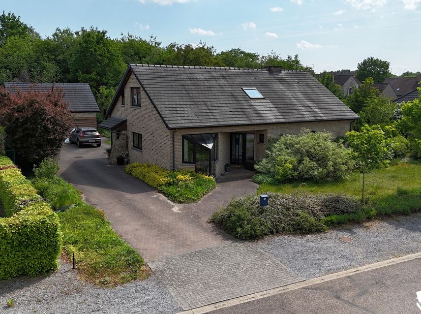 Deze mooie woning in Diepenbeek ( Lutseluswijk) uit 1998 bevindt zich op een ruim perceel van 1315m² en biedt een bewoonbaar oppervlakte van 239m² . (