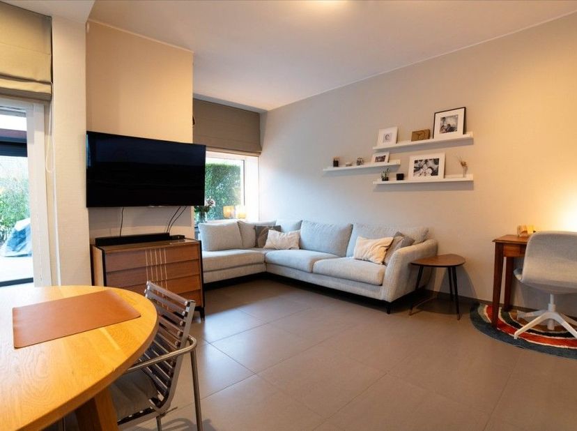 Cette charmante villa mitoyenne à Ostende offre un espace de vie idéal pour ceux qui recherchent l'espace et le confort. La propriété dispose de 3 cha