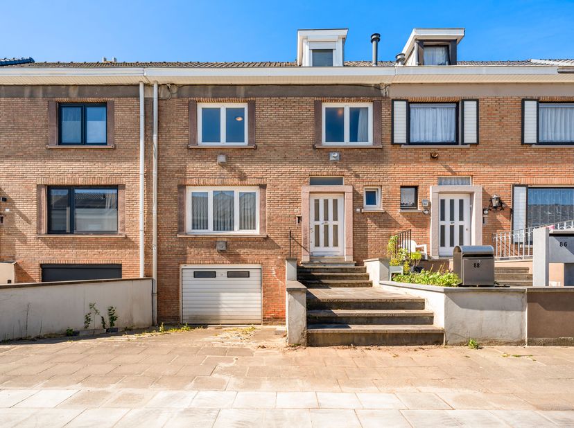 Te renoveren woning met 4 slaapkamers en diepe tuin op toplocatie in Kortrijk!<br />
 Gelegen op een toplocatie, biedt deze woning tal van mogelijkhed