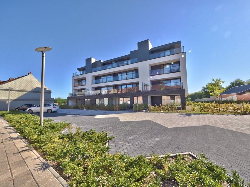 Ontdek dit ruime appartement op de tweede verdieping, gelegen in Anzegem.<br />
Het appartement werd recent volledig geschilderd en biedt een aangenam