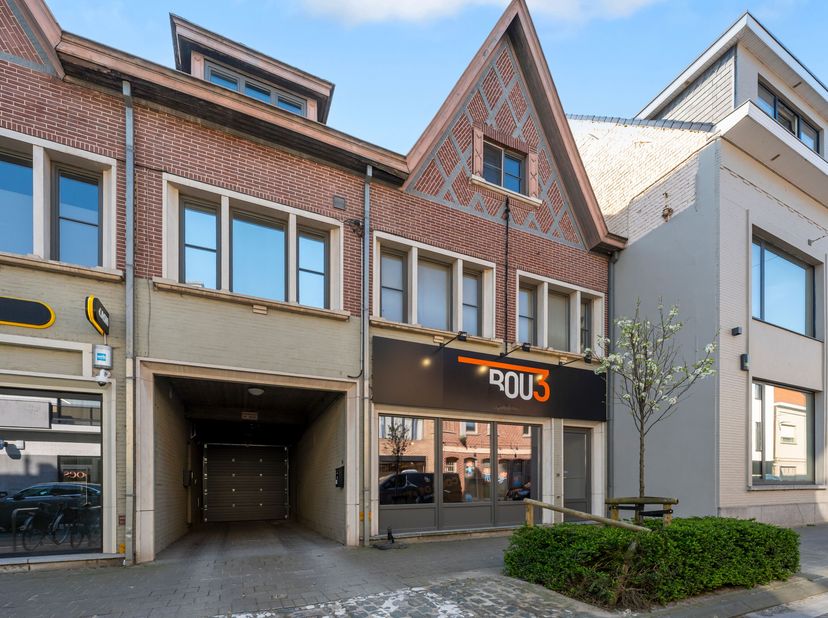 Handelspand met veel mogelijkheden te koop in hartje Deerlijk!<br />
Het pand heeft een bruikbare oppervlakte van 133 m².<br />
Indeling:<br />
- open