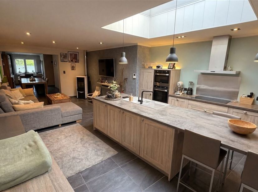 Instapklare gezinswoning met 3 slaapkamers, ruime tuin en private oprit<br />
Ontdek deze verzorgde en instapklare woning op een toplocatie, recht teg