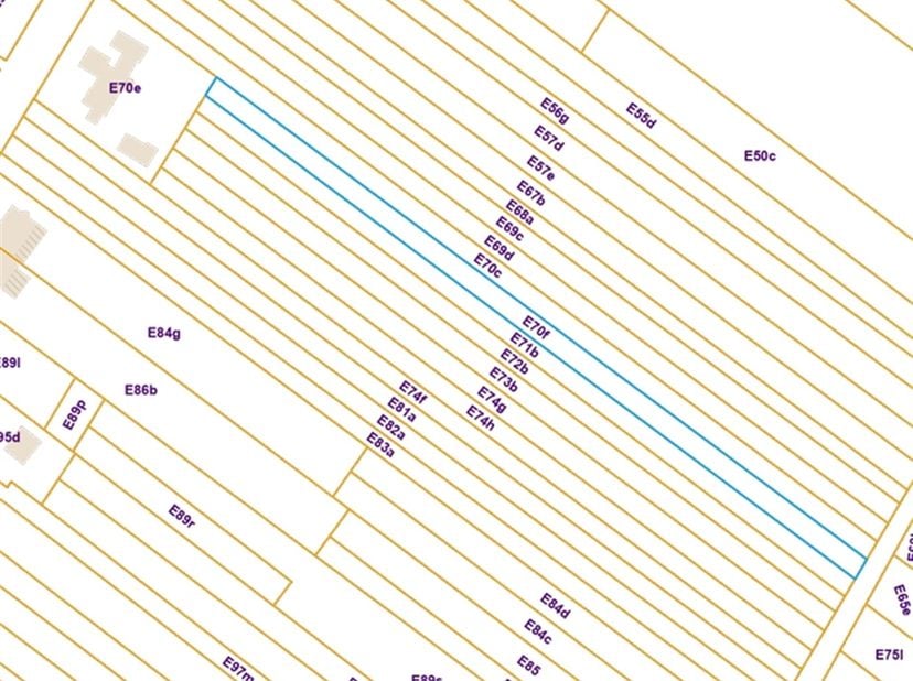 Te koop Grond van 12a 80ca in zone voor gemeenschapsvoorzieningen en openbaar nut<br />
Perceel grond met een oppervlakte van 12 are 80 centiare,  ge