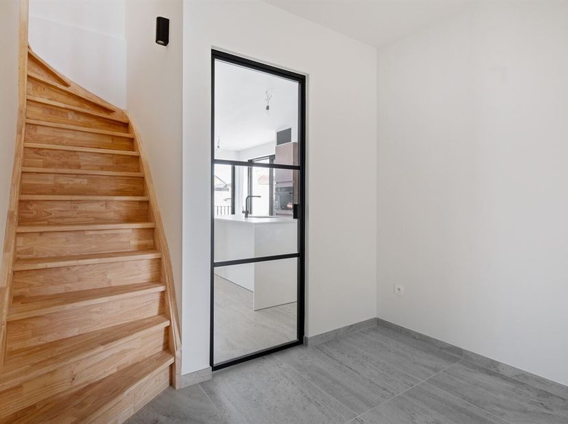 Ruim duplexappartement met 4 slaapkamers, eigen tuin en terras, EPC A en autostaanplaats op een uitstekende locatie in Landen. Aankoop aan 6% btw is m