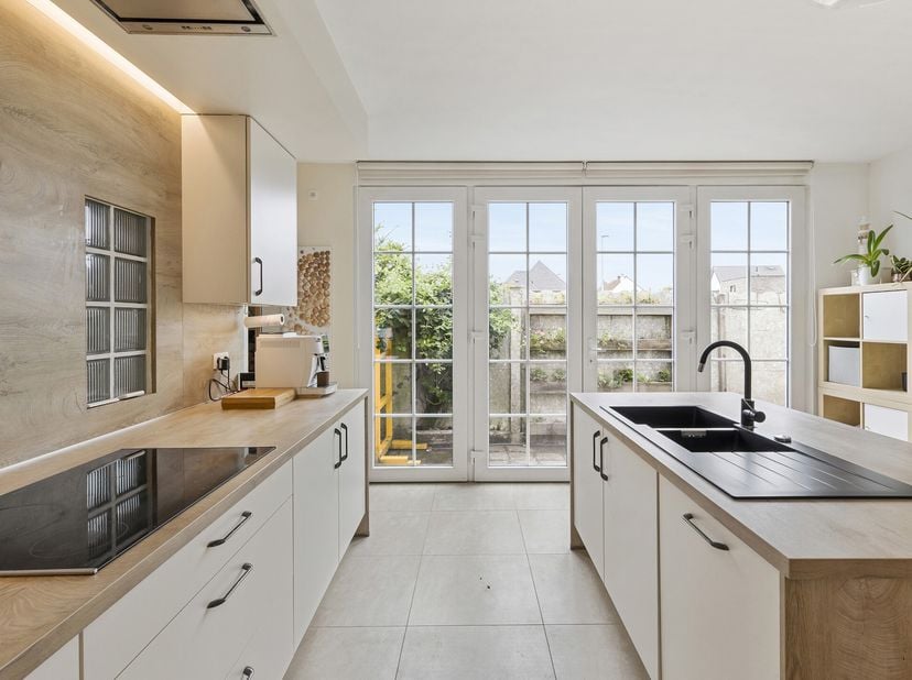 Maison charmante idéalement située avec 5 chambres et jardin. Cette maison spacieuse est idéale pour ceux qui recherchent un bien offrant de beaux vol
